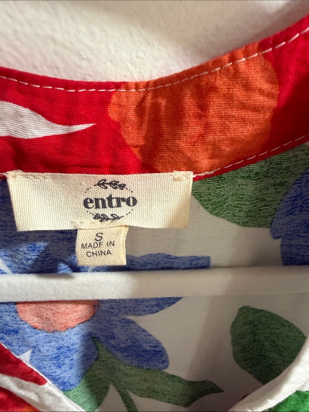 Entro White Floral Tiered Dress with Red, Blue & Green Bloom Print size small - Picture 3 of 4
